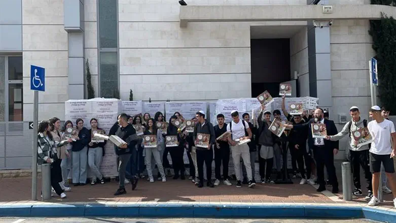 בני הנוער שהשתתפו בחלוקת המצות