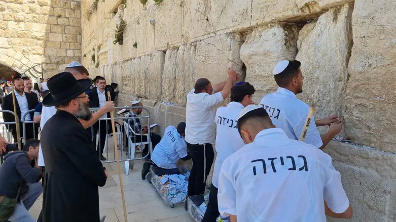 מפנים את הפתקים מאבני הכותל