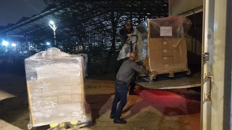 הציוד מועמס למשאית