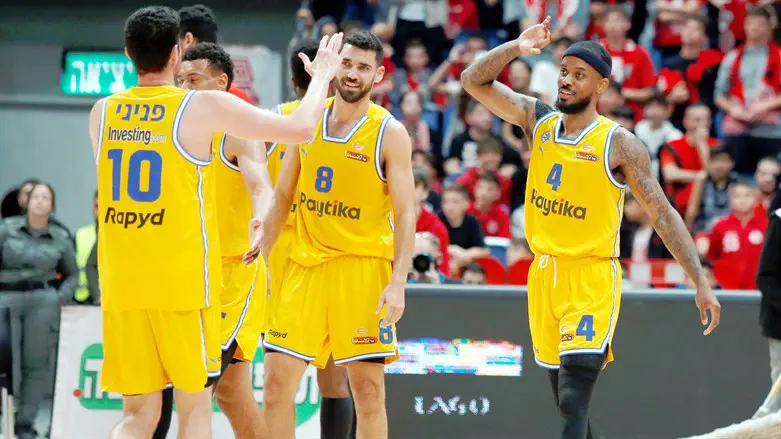 שחקני מכבי חוגגים בארנה