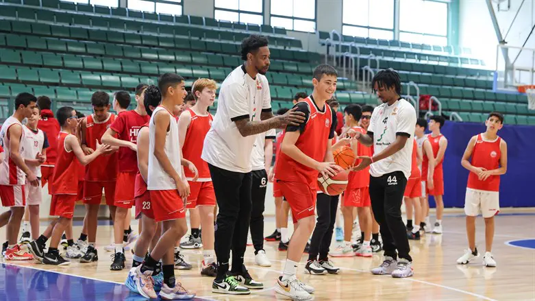 שחקני באר שבע/דימונה מדריכים את הילדים