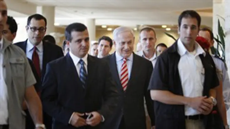 מי מסביבו ולמה? נתניהו