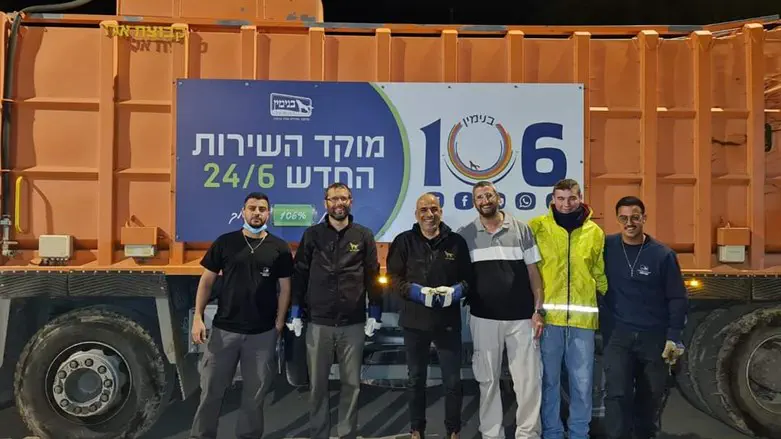 ישראל גנץ עם אנשי אגף שפ"ע ומחלקת פינוי אשפה במועצה