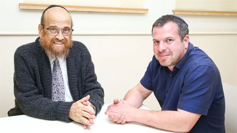 יצחק נחשוני ובנו קובי