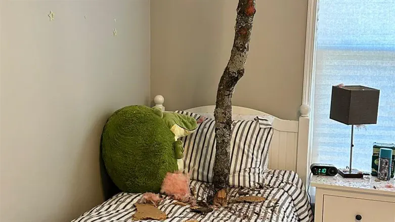 ננעץ במיטת הילדה