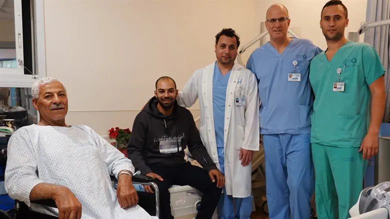 מימין: האח מוחמד שלאעטה, ד"ר נבו מרגלית, ד"ר אחמד מסוודה, אמיר ואביו