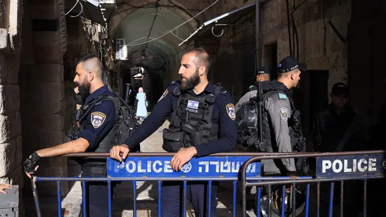 לוחמים ושוטרים בעיר העתיקה. ארכיון