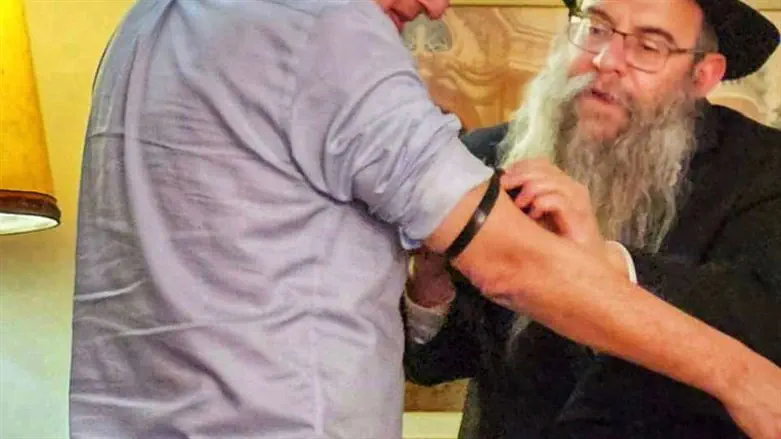 הרב בוטמן מניח תפילין לאדם שבא לנחמו