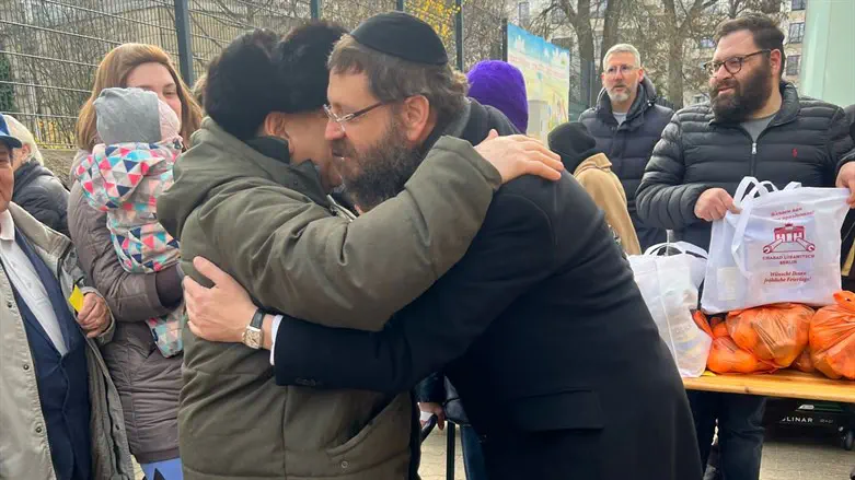 הרב טייכטל במהלך החלוקה