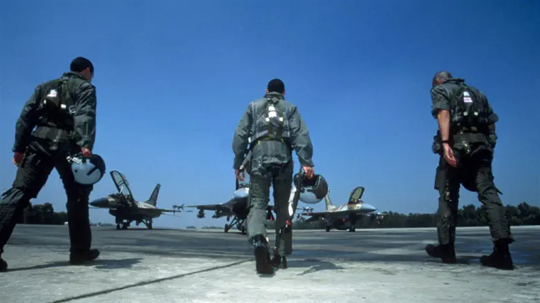 Israeli pilots board F16s (archive)