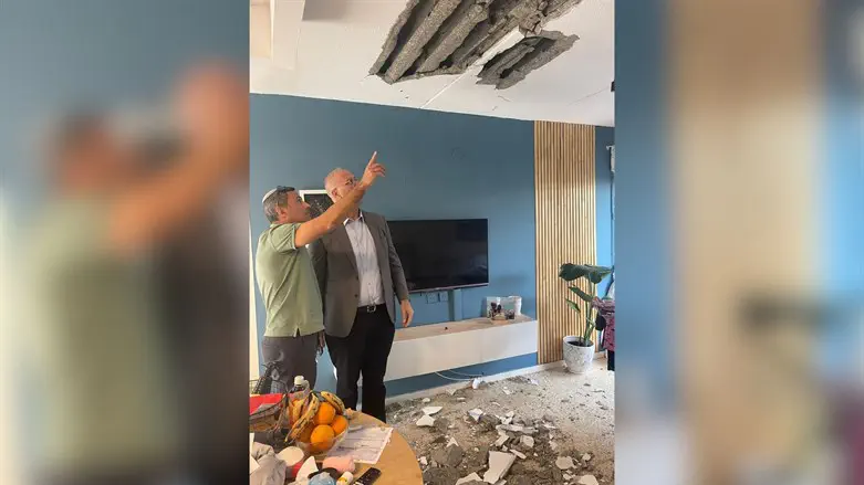 מנכ"ל משרד רה"מ יוסי שלי וראש העיר שדרות אלון דוידי בבניין שספג פגיעת רקטה