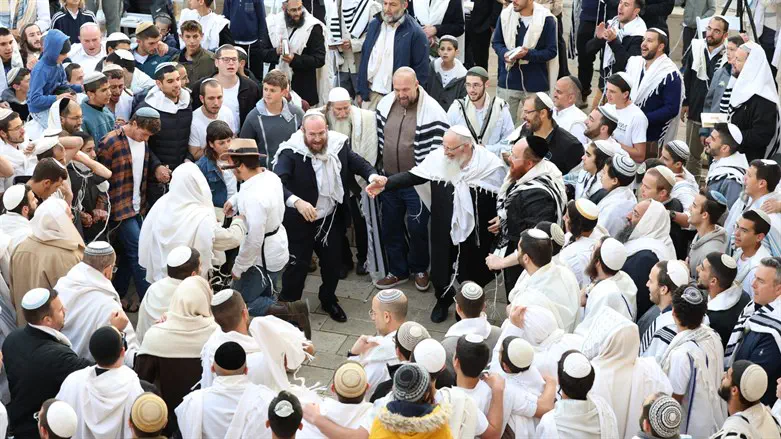 תפילת הלל חגיגית עם הרב שמואל אליהו. ארכיון