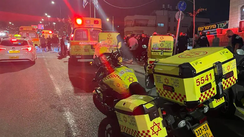 Парамедики "Маген Давид Адом" на месте происшествия в Иерусалиме