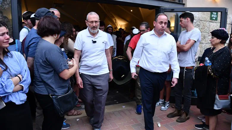 ראובן פינסקי (נושא את המיטה מימין) בהלווית רינה ומאיה די