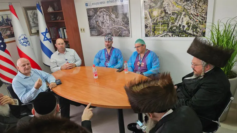 בן האדמור מקבל עדכון