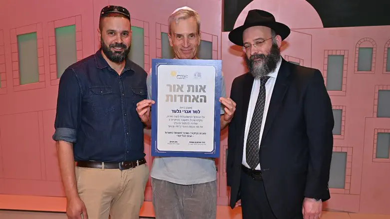 אברי גלעד עם הרב מנחם עמאר וגיא וייצמן
