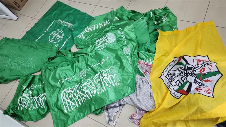 דגלים שהכניסו המתפרעים להר הבית