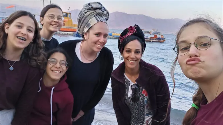 רינה ראשונה משמאל עם מורות וחברות