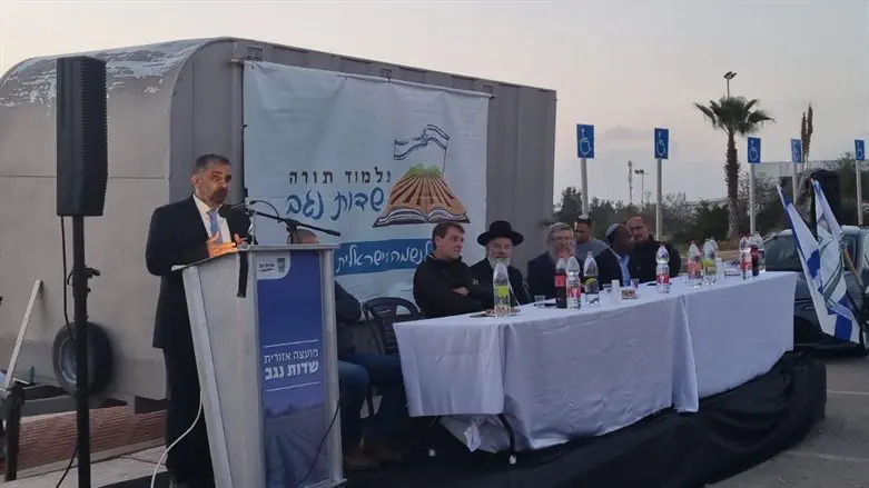 השר סופר נואם