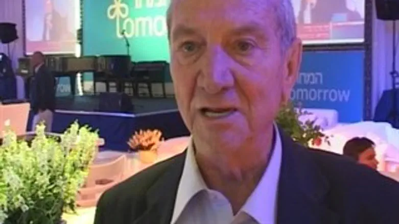 לא מסתכל מהמרפסת. אליעזר שפר