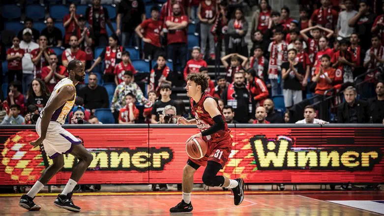 נועם יעקב מול חולון הערב בארנה