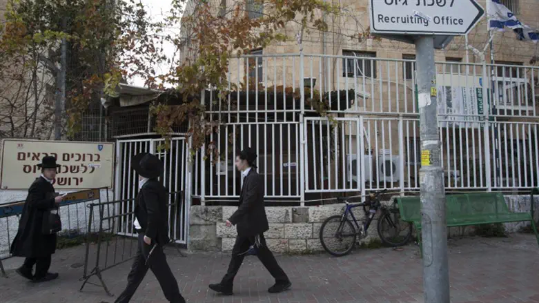 צעירים חרדים ליד לשכת גיוס