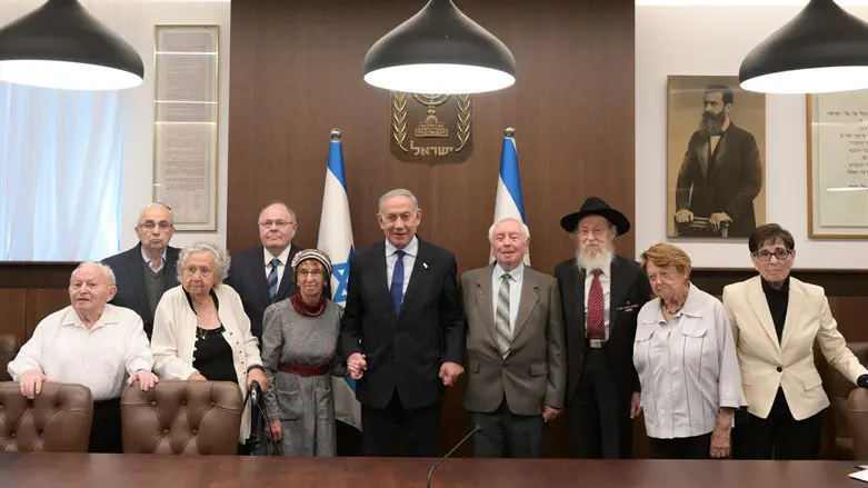 נתניהו ודני דיין עם מדליקי המשואות