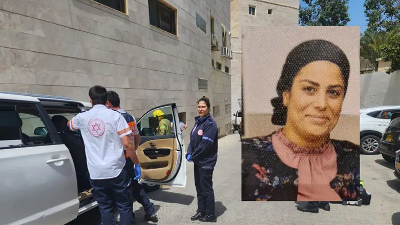 גלית דאבוש על רקע זירת התאונה