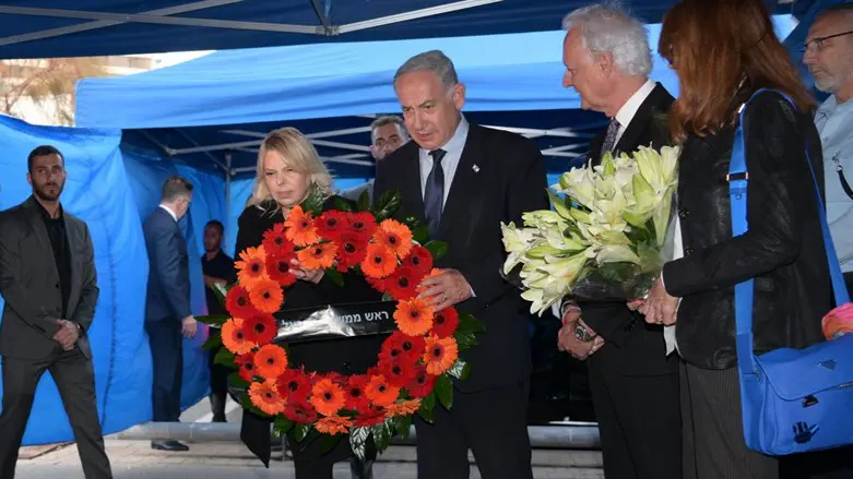 עמי אשד בצד ימין בתמונה