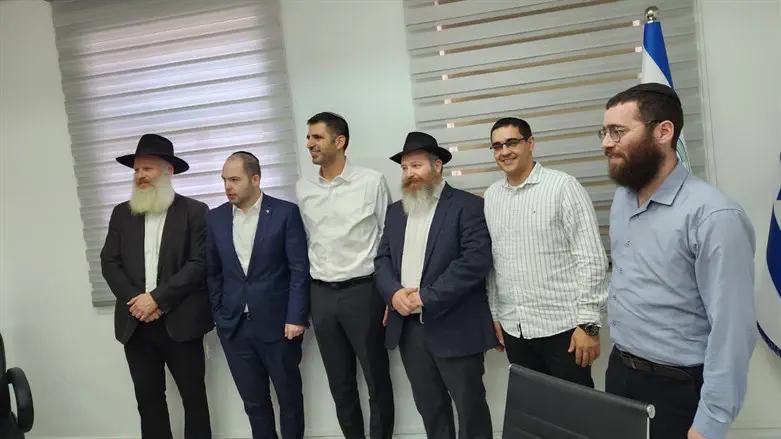 משלחת יד לאחים עם השר קרעי