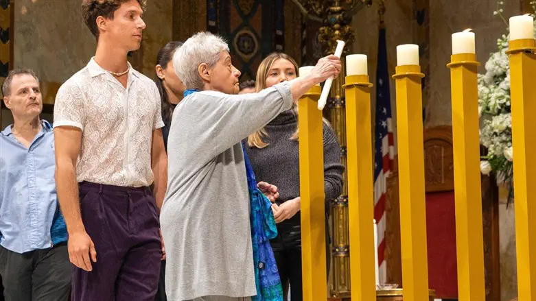 Holocaust survivor Ilana Yaari accompanied by Ronen, Eyal, Oren, and Lior Yaari