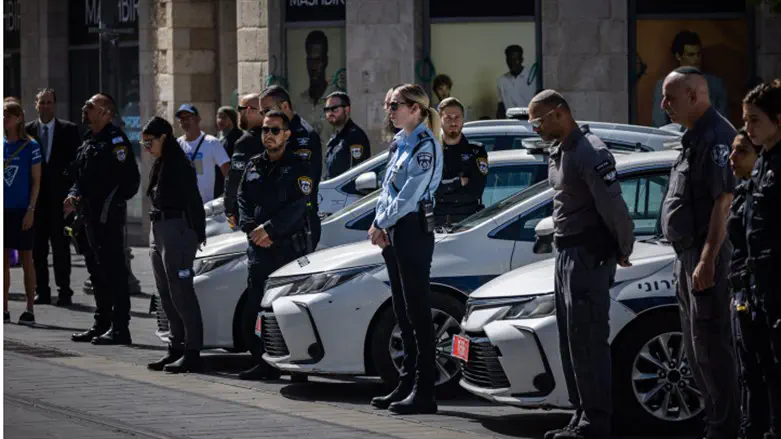Jerusalemites pause for Holocaust Remembrance Day siren
