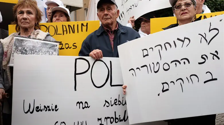 ניצולי שואה מפגינים מול שגרירות פולין בת"א