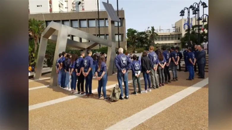 שירת התקווה מול שגרירות גרמניה