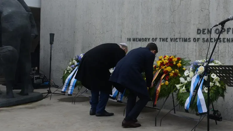 השגריר רון פרושאור ושר המשפטים הגרמני בהנחת הזרים בטקס