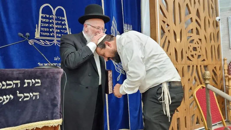 הרב אליהו מברך את הרב תורגמן