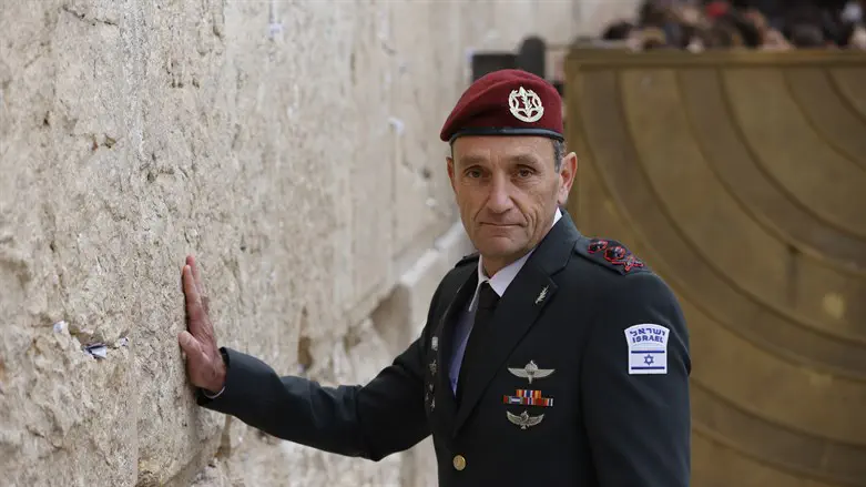 דוחה את שילוב הנשים המלא עד שיוכיחו כשירות. הרמטכ"ל הרצי הלוי