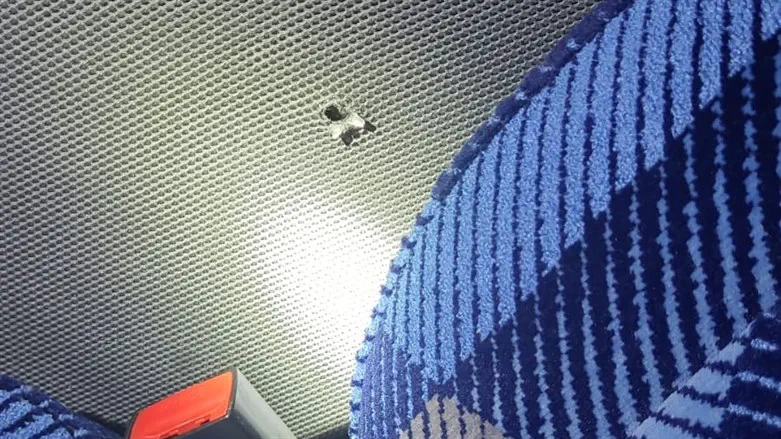 Дыра от одной из пуль, попавшей в автобус