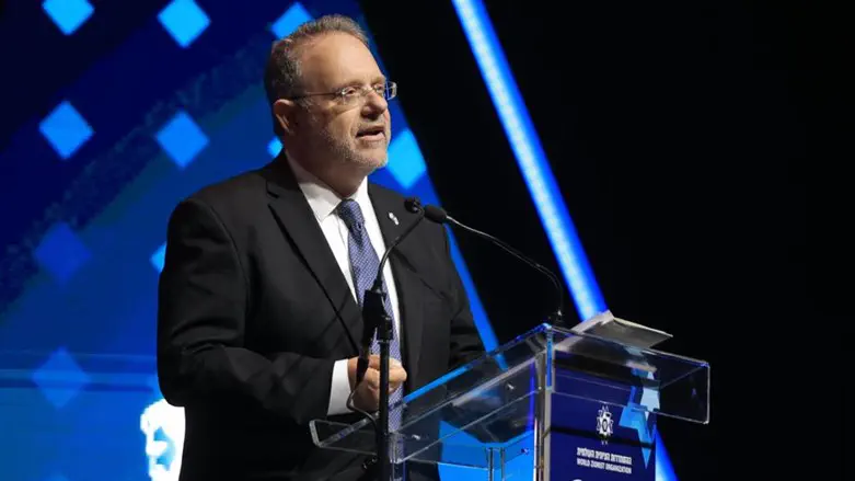 יעקב חגואל בקונגרס הציוני. מתנגד להחלטה