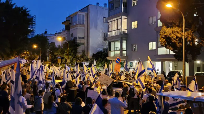 הפגנת ימין מול ביתו של אהרון ברק, אמש