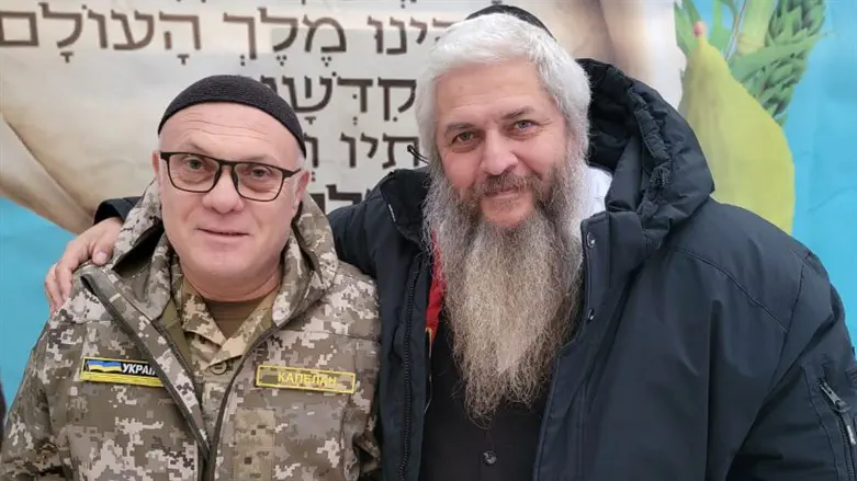 דואג במסירות רבה לחיילים היהודים