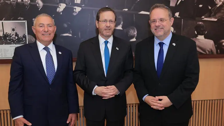 הנשיא יצחק הרצוג עם יעקב חגואל ודורון אלמוג