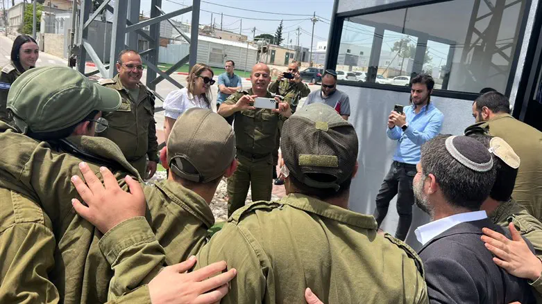 רסאן עליאן מצלם את בצלאל סמוטריץ' ואת החיילים