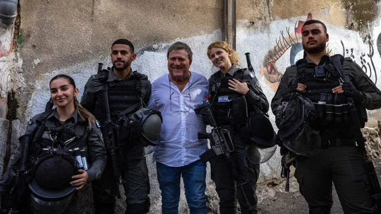 יהורם גאון עם לוחמי מג"ב בעיר דוד