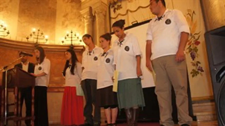 תמר פוגל עם חבריה מאיתמר בבית-כנסת בצרפת