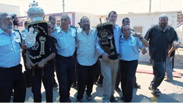 מתיישבי חברון והשוטרים רוקדים עם ספרי התורה