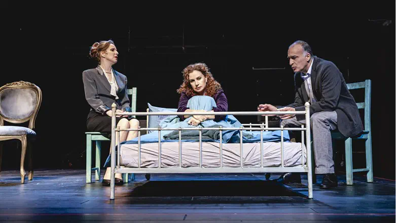 מתוך ההצגה "הורים איומים"