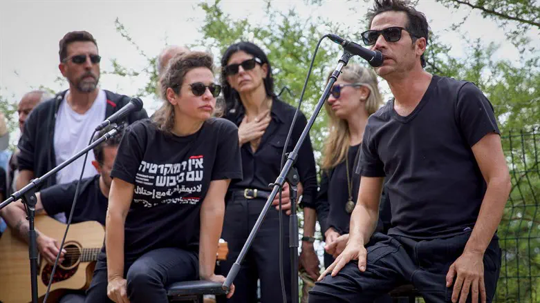 שירה גפן עם החולצה שעוררה סערה