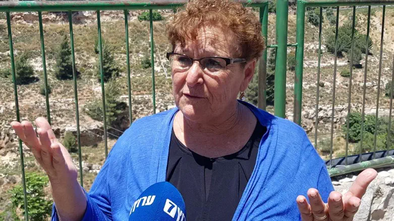 Мириам Перец