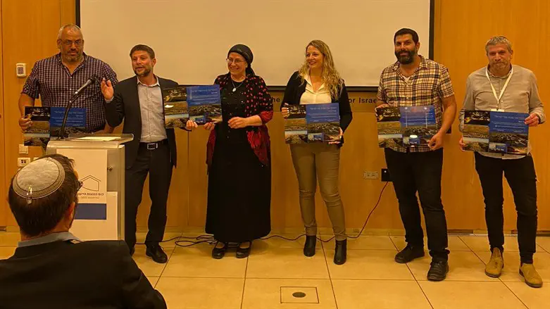 שר האוצר מעניק את תעודות ההוקרה